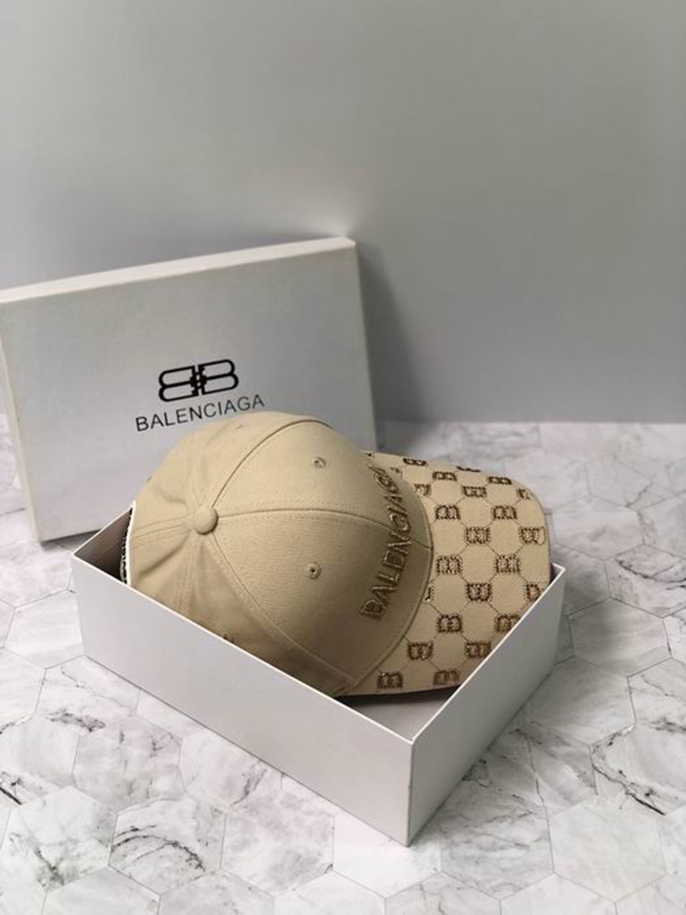 Ba*len*cia*ga hat